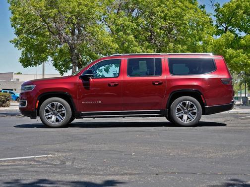 2023 Jeep Wagoneer L Series II 4x2