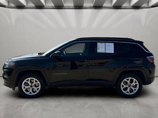 Diamond Black Crystal Pearlcoat 2025 Jeep Compass Latitude