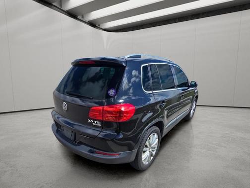 Deep Black Metallic 2013 Volkswagen Tiguan SE