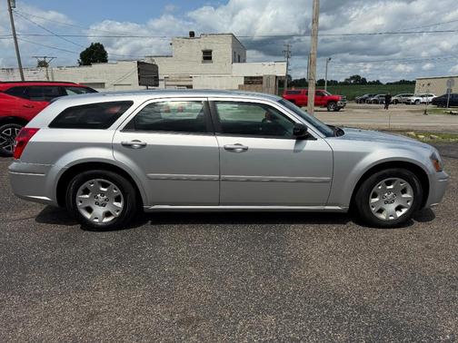 2005 Dodge Magnum SE