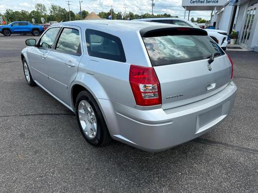 2005 Dodge Magnum SE