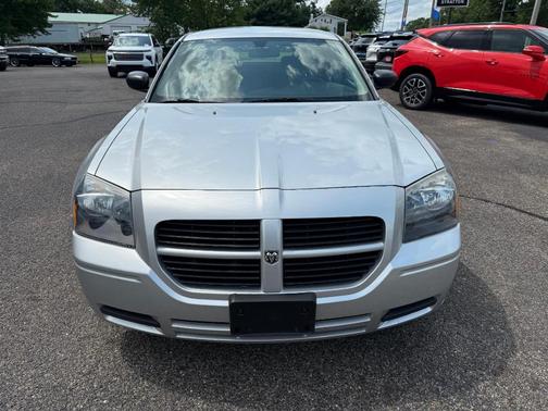 2005 Dodge Magnum SE