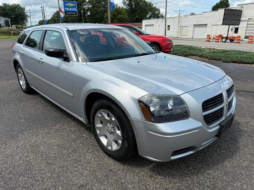 2005 Dodge Magnum SE
