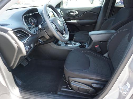 Photo 5 of 23 of 2019 Jeep Cherokee Latitude