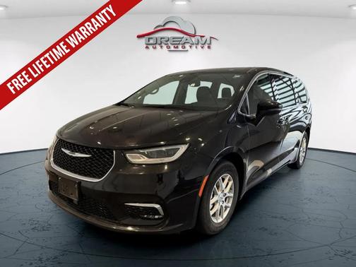 Brilliant Black Crystal Pearlcoat 2023 Chrysler Pacifica Touring L