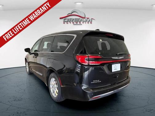 Brilliant Black Crystal Pearlcoat 2023 Chrysler Pacifica Touring L