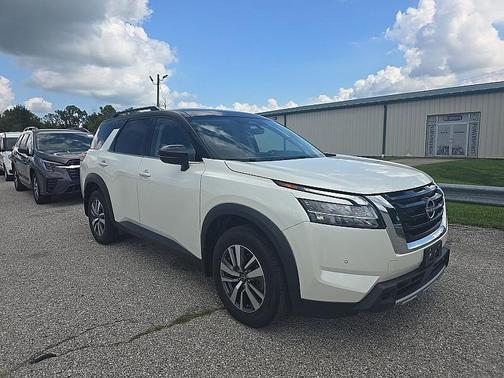 Pearl White Tricoat/Super Black 2024 Nissan Pathfinder SL 4WD