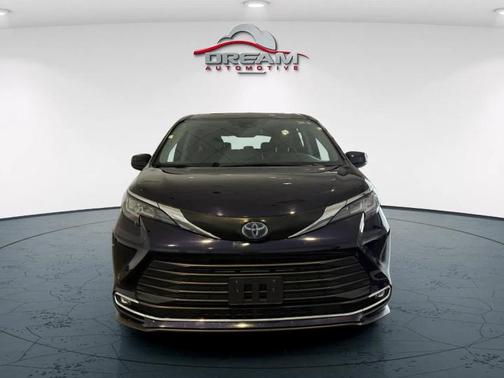 2023 Toyota Sienna XLE 8 Passenger