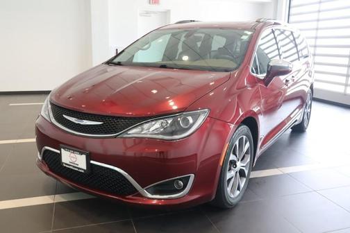 Photo 3 of 61 of 2018 Chrysler Pacifica Limited