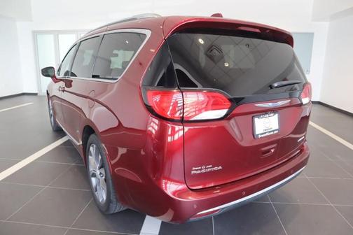 Photo 4 of 61 of 2018 Chrysler Pacifica Limited