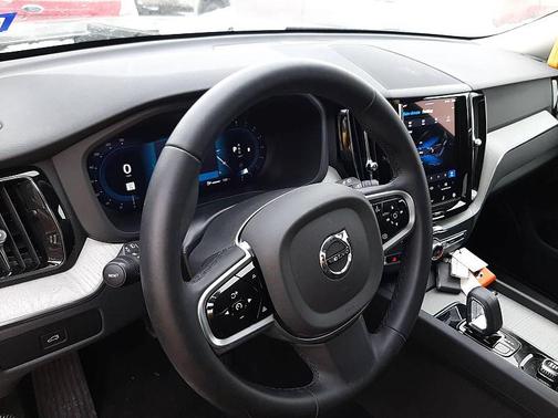 2025 Volvo XC60 B5 Plus