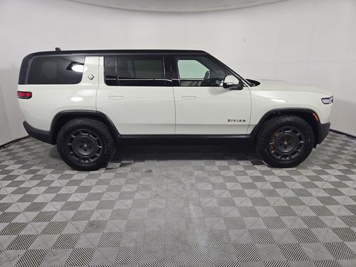 California Dune paint 2025 Rivian R1S Ascend trim