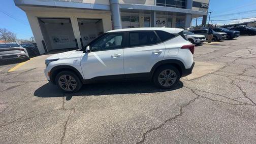 Snow White Pearl 2024 Kia Seltos LX