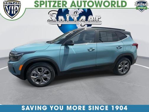 Blue / Black 2024 Kia Seltos S
