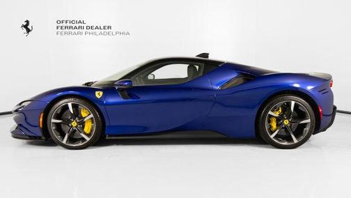 Blu Elettrico 2023 Ferrari SF90 Stradale Coupe