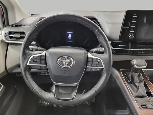 2023 Toyota Sienna XLE 8 Passenger