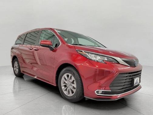 2023 Toyota Sienna XLE 8 Passenger