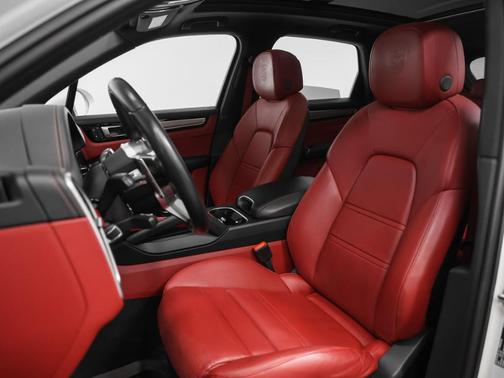 White 2023 Porsche Cayenne S Platinum Edition
