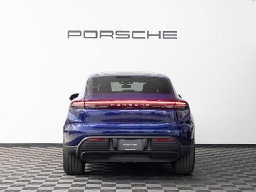 Gentian Blue Metallic 2025 Porsche Macan 4S