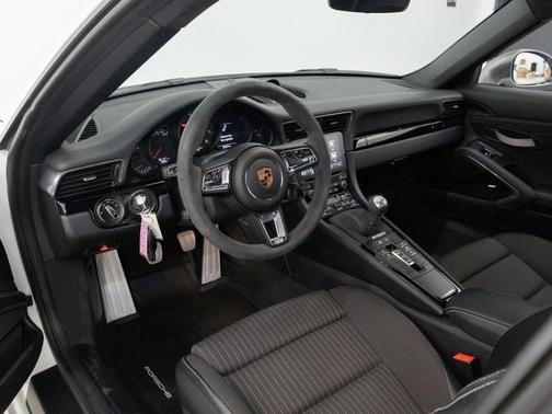 2018 Porsche 911 Carrera