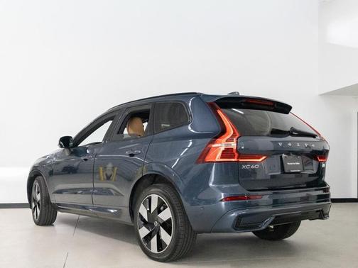 2024 Volvo XC60 Recharge Plug-In Hybrid T8 Ultimate Dark Theme