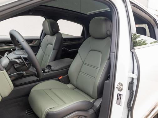 2025 Porsche Cayenne AWD