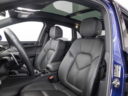 Gentian Blue Metallic 2025 Porsche Macan Base
