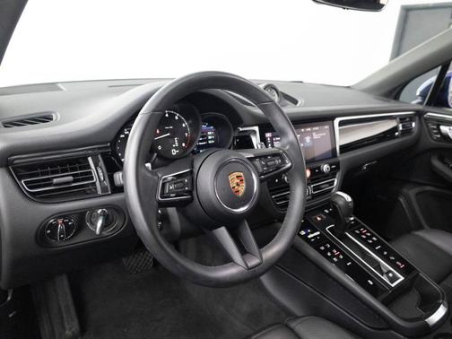 Gentian Blue Metallic 2025 Porsche Macan Base