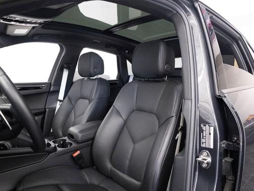 Volcano Gray Metallic 2025 Porsche Macan Base
