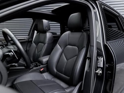 Volcano Gray Metallic 2025 Porsche Macan Base