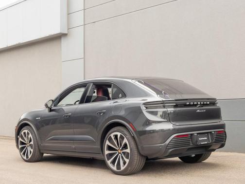 2025 Porsche Macan 4