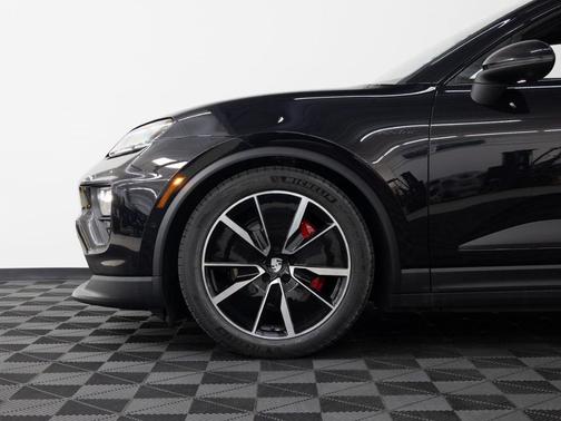 Jet Black Metallic 2025 Porsche Macan 4S