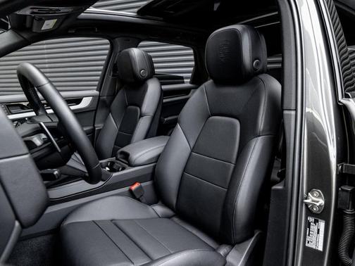 Quartzite Grey Metallic 2025 Porsche Cayenne Base