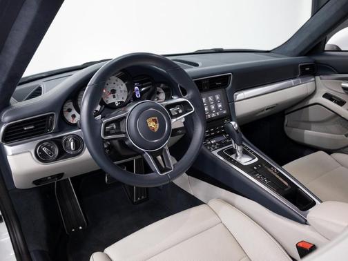 2018 Porsche 911 Carrera