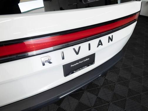 Glacier White 2025 Rivian R1S ASCEND TRI MOTOR MAX