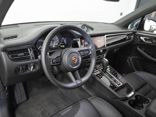 Jet Black Metallic 2025 Porsche Macan S