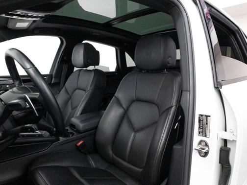 White 2023 Porsche Macan Base