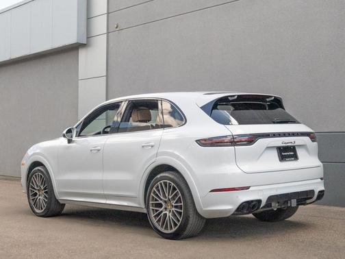 2023 Porsche Cayenne S Platinum Edition