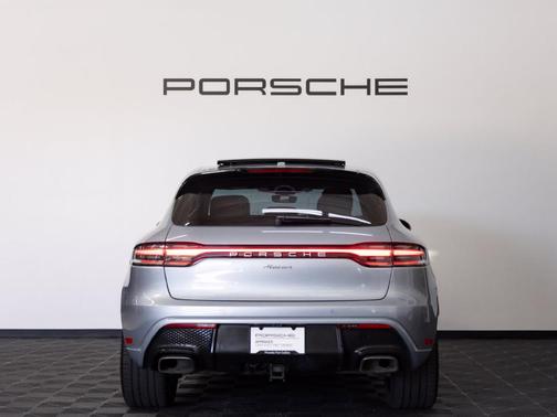 Dolomite Silver Metallic 2024 Porsche Macan Base
