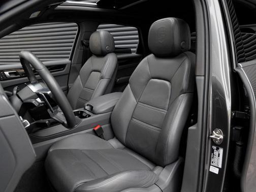 Quartzite Grey Metallic 2023 Porsche Cayenne Base