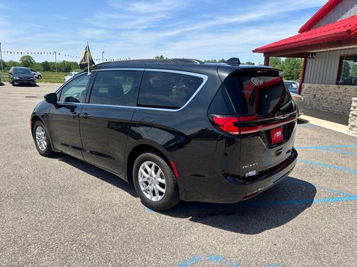 Brilliant Black Crystal Pearlcoat 2022 Chrysler Pacifica Touring L