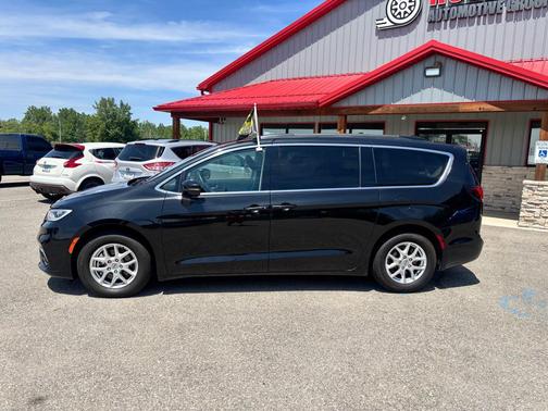 Brilliant Black Crystal Pearlcoat 2022 Chrysler Pacifica Touring L