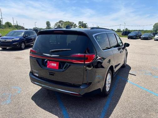 Brilliant Black Crystal Pearlcoat 2022 Chrysler Pacifica Touring L