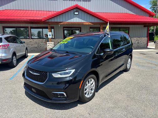 Brilliant Black Crystal Pearlcoat 2022 Chrysler Pacifica Touring L