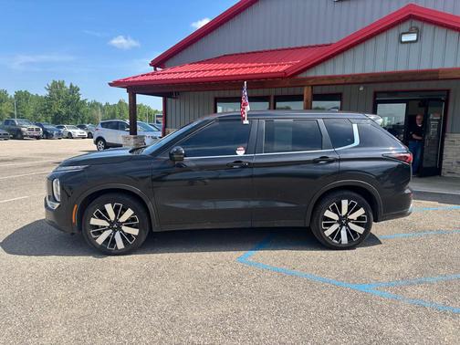 BLACK 2025 Mitsubishi Outlander SE