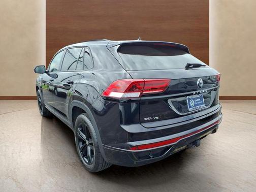 Deep Black 2023 Volkswagen Atlas Cross Sport 3.6L V6 SEL R-Line