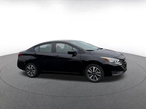 Super Black 2025 Nissan Versa 1.6 SV