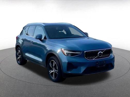 2024 Volvo XC40 CORE