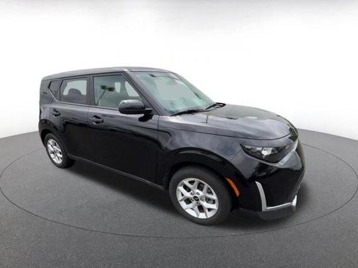 Fusion Black 2025 Kia Soul LX