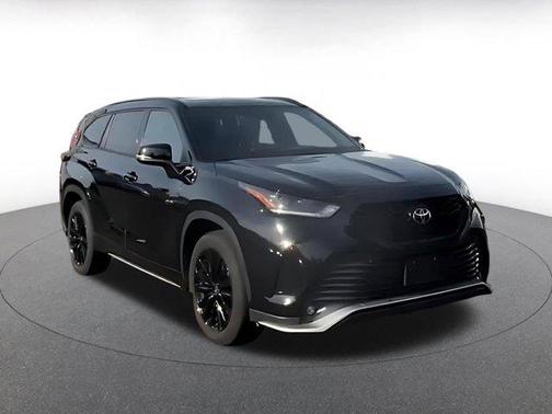 Midnight Black Metallic 2025 Toyota Highlander XSE